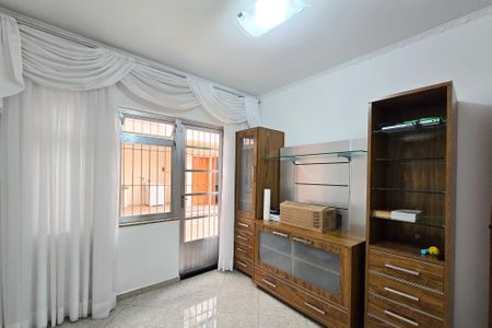 Casa à venda com 305m², 4 quartos e 4 vagas Casa à venda com 305m², 4 quartos e 4 vagasSala de TV