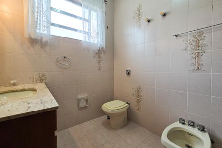 Casa à venda com 305m², 4 quartos e 4 vagas Casa à venda com 305m², 4 quartos e 4 vagasBanheiro Social