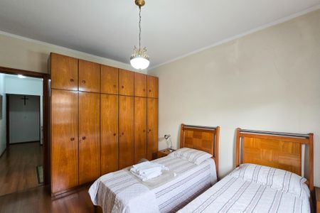 Casa à venda com 305m², 4 quartos e 4 vagas Casa à venda com 305m², 4 quartos e 4 vagasQuarto 1