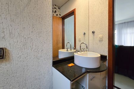 Casa à venda com 305m², 4 quartos e 4 vagas Casa à venda com 305m², 4 quartos e 4 vagasLavabo