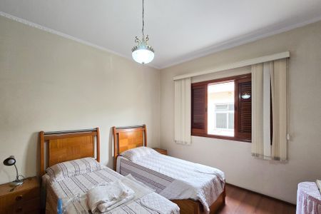 Casa à venda com 305m², 4 quartos e 4 vagas Casa à venda com 305m², 4 quartos e 4 vagasQuarto 1