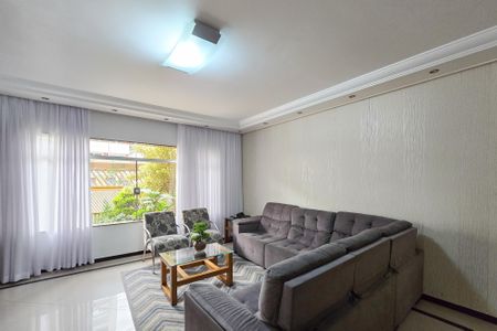 Casa à venda com 305m², 4 quartos e 4 vagas Casa à venda com 305m², 4 quartos e 4 vagasSala