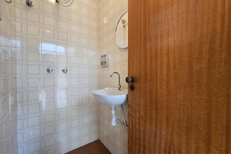 Casa à venda com 305m², 4 quartos e 4 vagas Casa à venda com 305m², 4 quartos e 4 vagasBanheiro de serviço