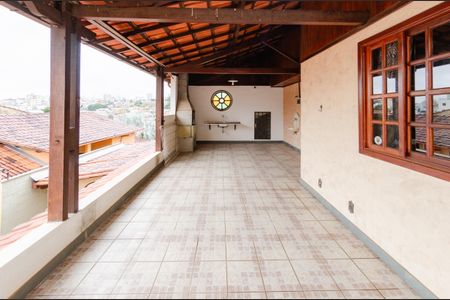 Casa à venda com 220m², 4 quartos e 5 vagas Casa à venda com 220m², 4 quartos e 5 vagasÁrea de churrasqueira 1