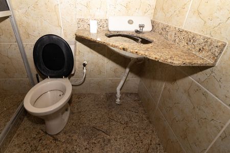 Banheiro de casa para alugar com 1 quarto, 60m² em Rocha Miranda, Rio de Janeiro