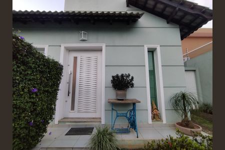 Casa à venda com 225m², 3 quartos e 5 vagas Casa à venda com 225m², 3 quartos e 5 vagasEntrada