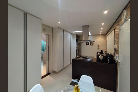 Casa à venda com 225m², 3 quartos e 5 vagas Casa à venda com 225m², 3 quartos e 5 vagasCozinha - Armários