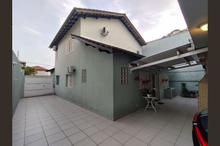 Casa à venda com 225m², 3 quartos e 5 vagas Casa à venda com 225m², 3 quartos e 5 vagasQuintal