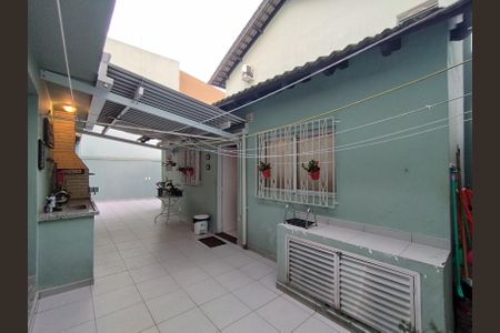 Casa à venda com 225m², 3 quartos e 5 vagas Casa à venda com 225m², 3 quartos e 5 vagasQuintal