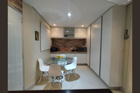 Casa à venda com 225m², 3 quartos e 5 vagas Casa à venda com 225m², 3 quartos e 5 vagasCozinha - Armários