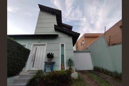 Casa à venda com 225m², 3 quartos e 5 vagas Casa à venda com 225m², 3 quartos e 5 vagasFachada