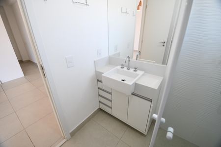 Banheiro de kitnet/studio para alugar com 1 quarto, 43m² em Centro, Campinas