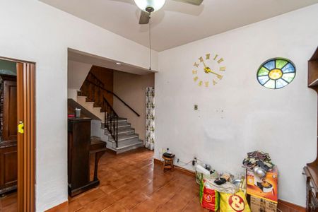 Casa à venda com 182m², 5 quartos e 4 vagas Casa à venda com 182m², 5 quartos e 4 vagasSala