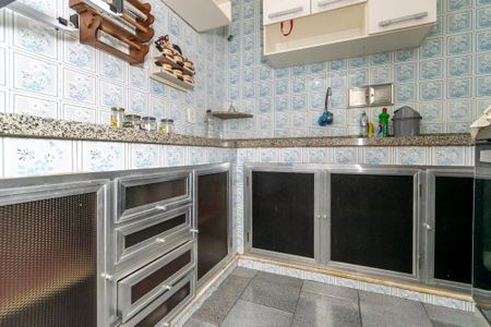 Casa à venda com 182m², 5 quartos e 4 vagasCozinha - Armários