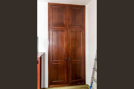 Casa à venda com 182m², 5 quartos e 4 vagasQuarto 3 - Armários