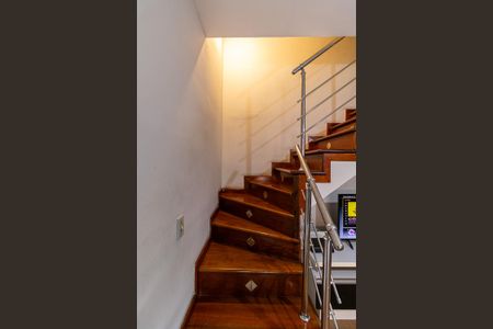 Casa de condomínio à venda com 66m², 2 quartos e 1 vagaEscada 