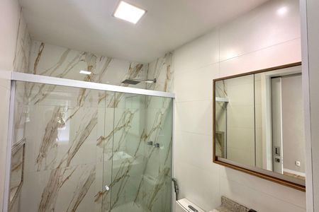 Banheiro  de apartamento à venda com 1 quarto, 45m² em Leme, Rio de Janeiro