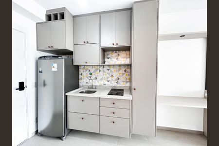 Cozinha de apartamento para alugar com 1 quarto, 25m² em Jardim das Acacias, São Paulo
