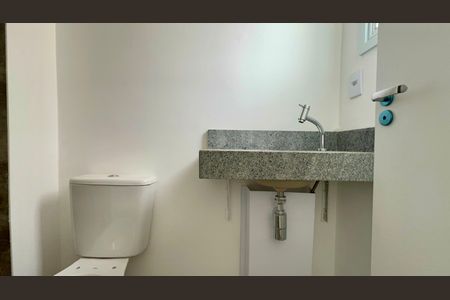 Banheiro de kitnet/studio à venda com 1 quarto, 17m² em Pinheiros, São Paulo