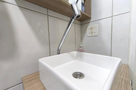 Banheiro de apartamento à venda com 2 quartos, 45m² em Vila Satúrnia, Campinas