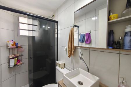 Banheiro de apartamento à venda com 2 quartos, 45m² em Vila Satúrnia, Campinas