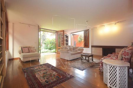 Casa à venda com 3 quartos, 350m² em Alto de Pinheiros, São Paulo