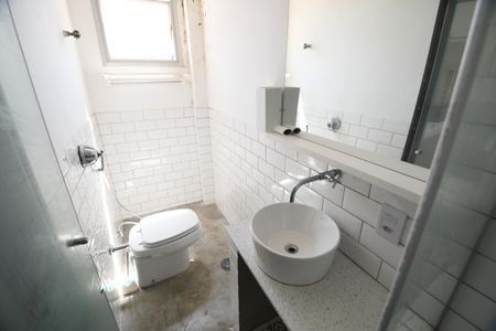 Banheiro de apartamento à venda com 1 quarto, 32m² em Cambuí, Campinas