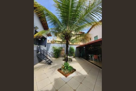 Área externa de casa à venda com 2 quartos, 225m² em Arvoredo, Contagem