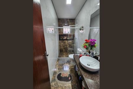 Banheiro de casa à venda com 2 quartos, 225m² em Arvoredo, Contagem