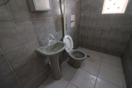 Banheiro de casa para alugar com 1 quarto, 40m² em Santo Antônio, Osasco