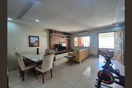 Sala  de casa de condomínio à venda com 4 quartos, 200m² em Jacarepaguá, Rio de Janeiro