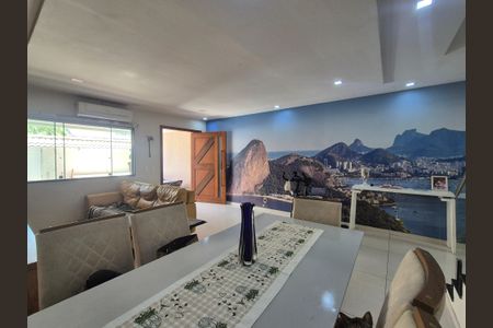 Sala  de casa de condomínio à venda com 4 quartos, 200m² em Jacarepaguá, Rio de Janeiro