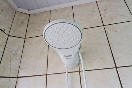 Banheiro de casa para alugar com 2 quartos, 45m² em Jardim Bandeirantes (zona Norte), São Paulo