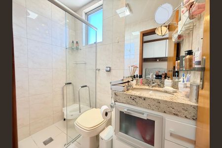 Apartamento à venda com 78m², 2 quartos e 2 vagasBanheiro quarto 2