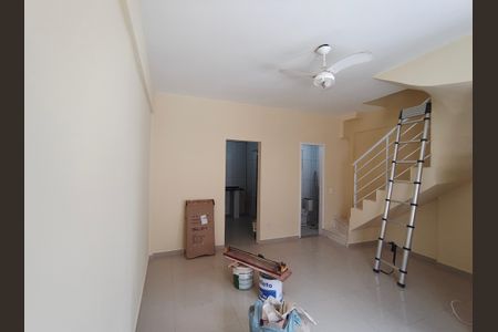 Sala de casa de condomínio para alugar com 2 quartos, 60m² em Curicica, Rio de Janeiro