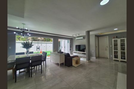 Sala de casa de condomínio para alugar com 4 quartos, 350m² em Recreio dos Bandeirantes, Rio de Janeiro