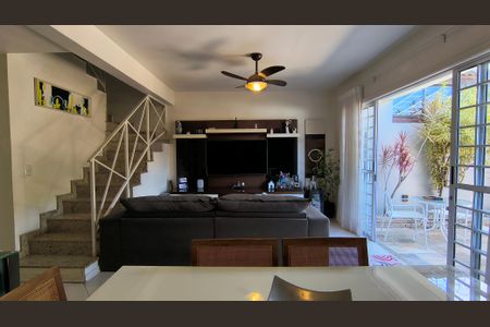 Sala de casa de condomínio à venda com 4 quartos, 140m² em Vargem Pequena, Rio de Janeiro