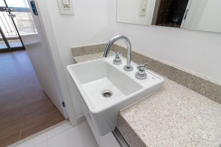 Banheiro de apartamento para alugar com 1 quarto, 28m² em Tucuruvi, São Paulo