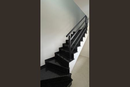 Apartamento à venda com 79m², 2 quartos e 1 vaga Apartamento à venda com 79m², 2 quartos e 1 vagaEscada