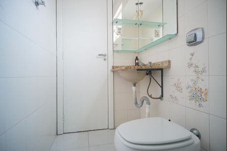 Banheiro Corredor de apartamento para alugar com 2 quartos, 65m² em São João, Porto Alegre