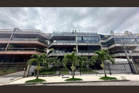 Apartamento para alugar com 210m², 4 quartos e 3 vagas Apartamento para alugar com 210m², 4 quartos e 3 vagasFachada