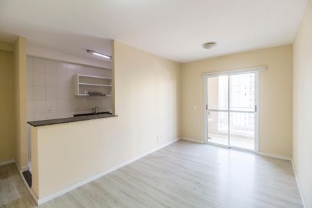 Sala de apartamento para alugar com 1 quarto, 72m² em Jardim Tupanci, Barueri