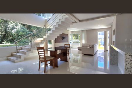 Casa de condomínio para alugar com 545m², 3 quartos e 4 vagas Casa de condomínio para alugar com 545m², 3 quartos e 4 vagasSala