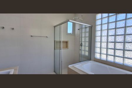 Casa de condomínio para alugar com 545m², 3 quartos e 4 vagas Casa de condomínio para alugar com 545m², 3 quartos e 4 vagasBanheiro Suíte