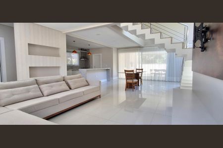 Casa de condomínio para alugar com 545m², 3 quartos e 4 vagas Casa de condomínio para alugar com 545m², 3 quartos e 4 vagasSala