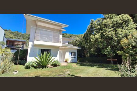 Casa de condomínio para alugar com 545m², 3 quartos e 4 vagas Casa de condomínio para alugar com 545m², 3 quartos e 4 vagasFachada