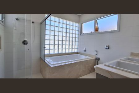 Casa de condomínio para alugar com 545m², 3 quartos e 4 vagas Casa de condomínio para alugar com 545m², 3 quartos e 4 vagasBanheiro Suíte