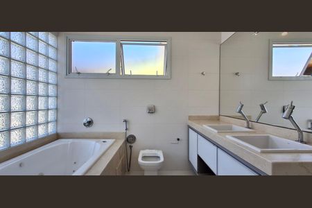 Casa de condomínio para alugar com 545m², 3 quartos e 4 vagas Casa de condomínio para alugar com 545m², 3 quartos e 4 vagasBanheiro Suíte