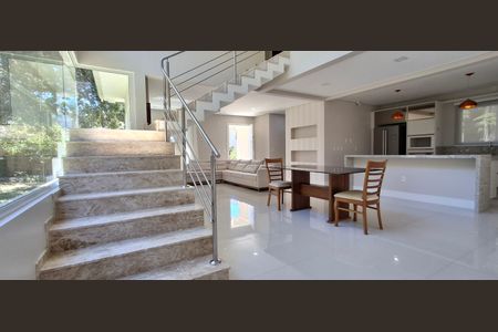 Casa de condomínio para alugar com 545m², 3 quartos e 4 vagas Casa de condomínio para alugar com 545m², 3 quartos e 4 vagasSala