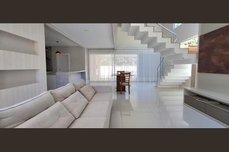 Casa de condomínio para alugar com 545m², 3 quartos e 4 vagas Casa de condomínio para alugar com 545m², 3 quartos e 4 vagasSala